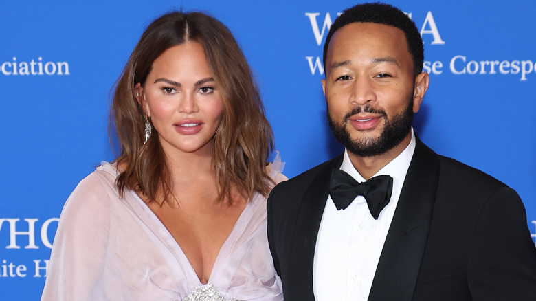 Chrissy Teigen posant avec John Legend