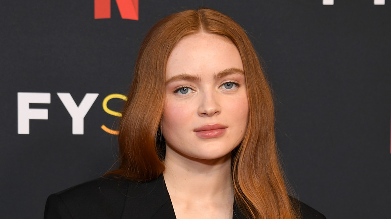 Sadie Sink posant en haut noir