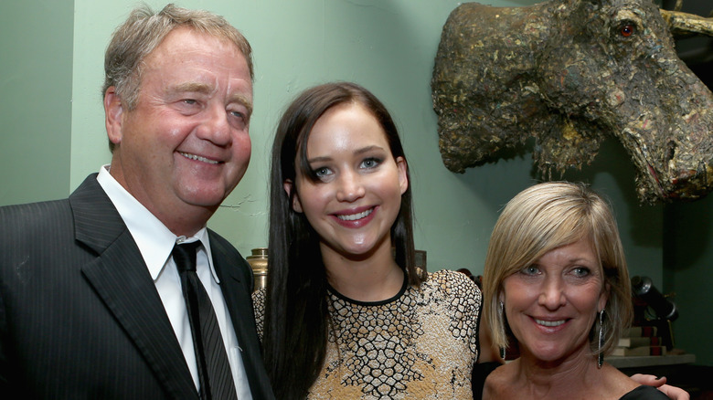 Gary Lawrence, Jennifer Lawrence et Karen Lawrence sourient et posent ensemble