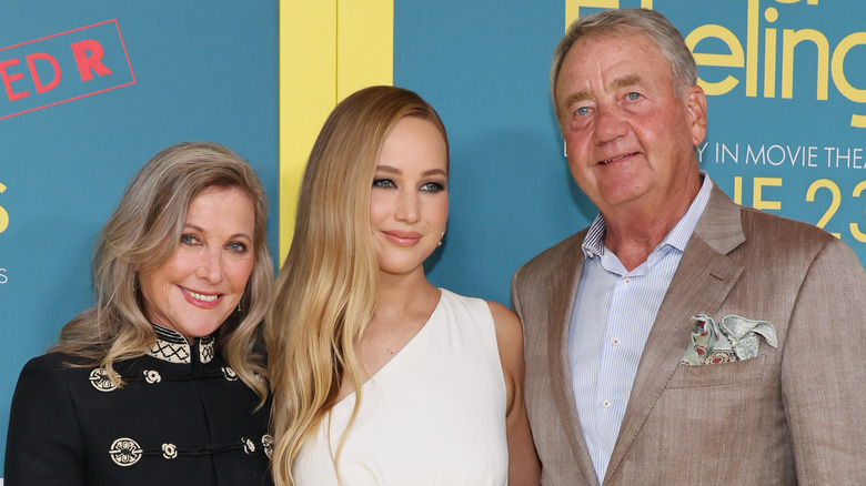 Karen Lawrence, Jennifer Lawrence et Gary Lawrence sourient et posent sur le tapis rouge