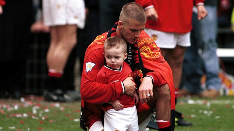 David Beckham à genoux avec Brooklyn Beckham