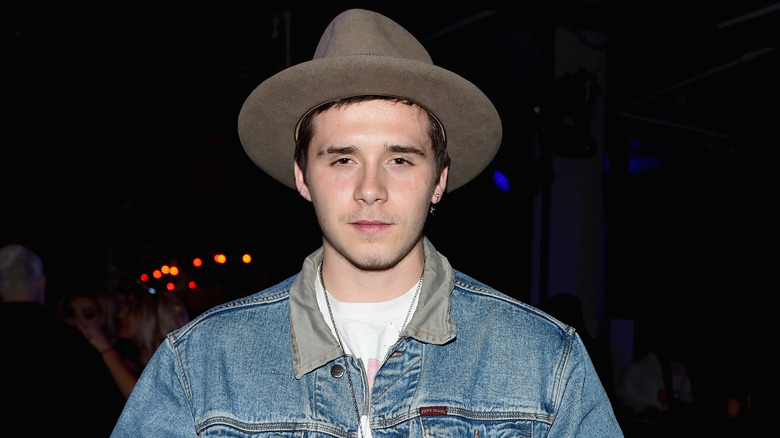 Brooklyn Beckham porte un chapeau