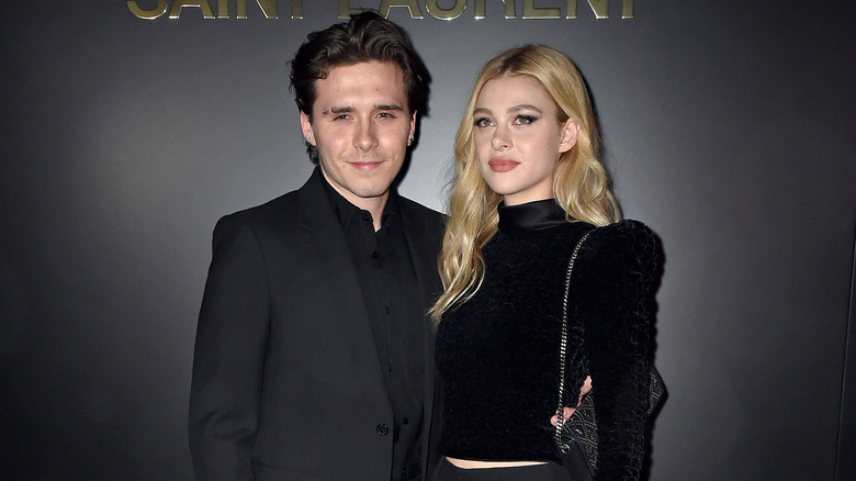 Brooklyn Beckham, posant avec Nicola Peltz