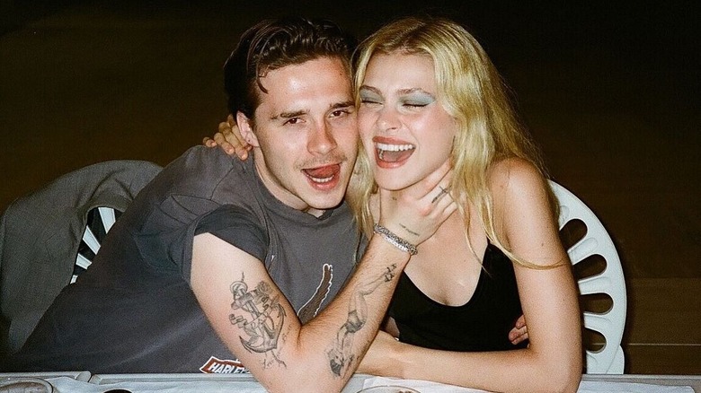 Brooklyn Beckham avec la main autour du cou de Nicola Peltz