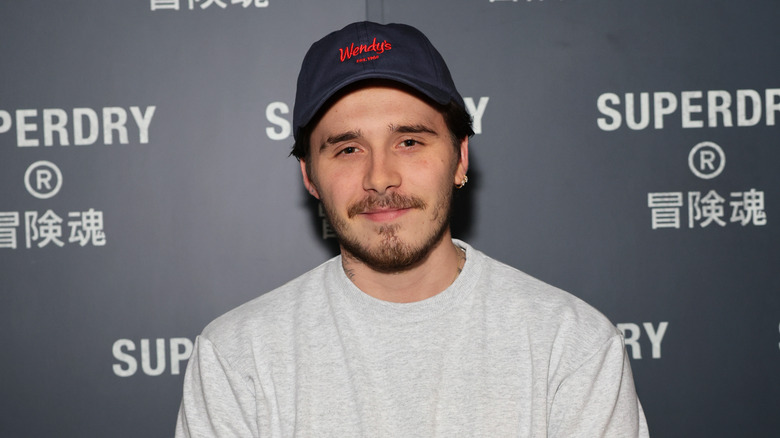 Brooklyn Beckham portant le chapeau de Wendy