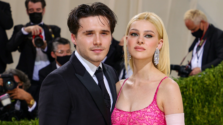 Brooklyn Beckham posant avec Nicola Peltz