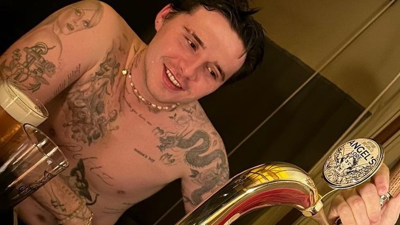 torse nu Brooklyn Beckham souriant