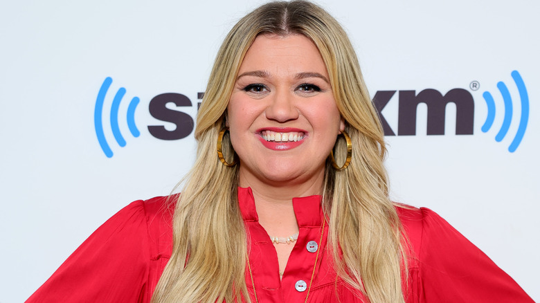 Kelly Clarkson sourit