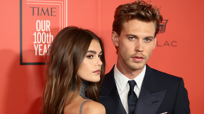 Kaia Gerber et Austin Butler posant