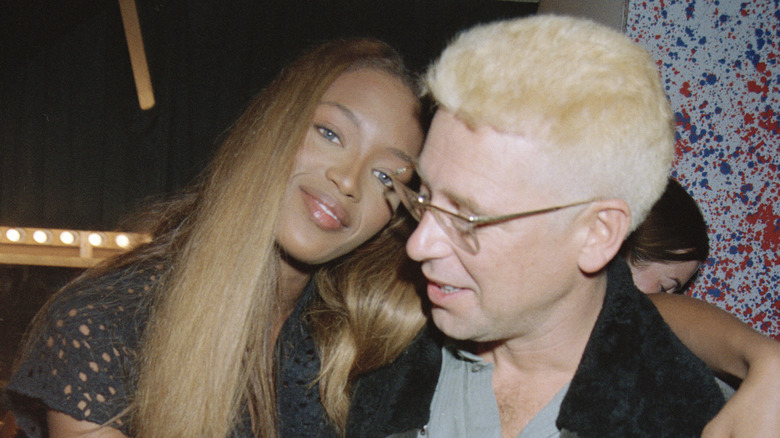 Naomi Campbell et Adam Clayton s'embrassent