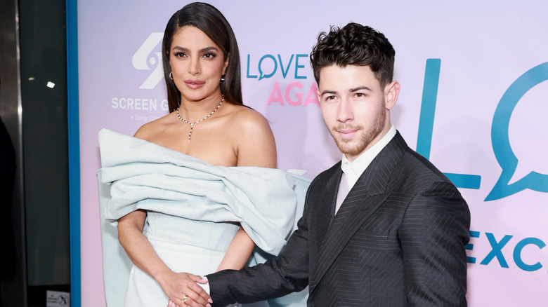 Priyanka Chopra et Nick Jonas se tenant la main