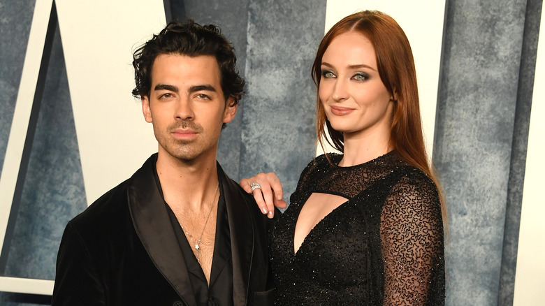 Sophie Turner avec la main sur l'épaule de Joe Jonas