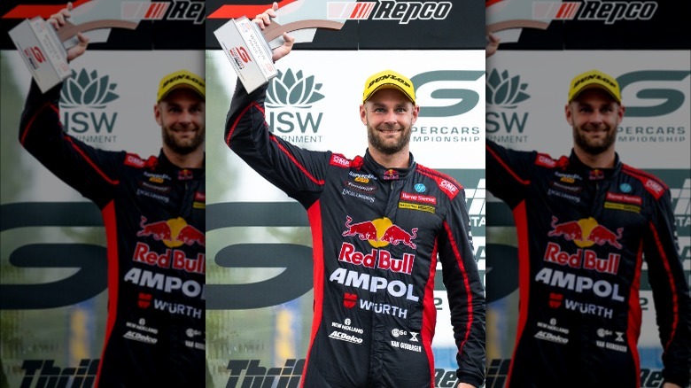 Shane van Gisbergen avec trophée