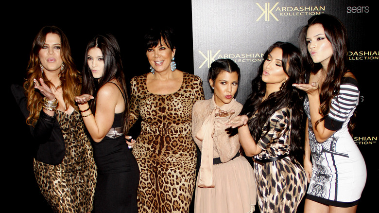 La famille Kardashian posant pour une photo