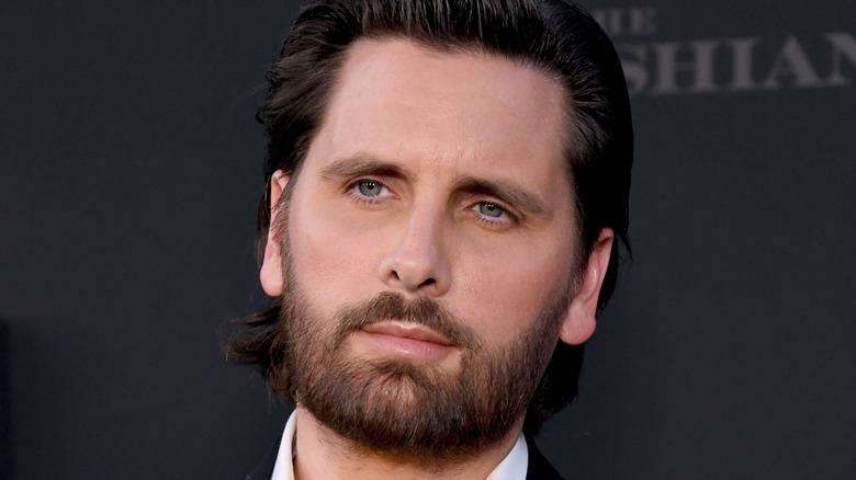 Scott Disick posant pour une photo