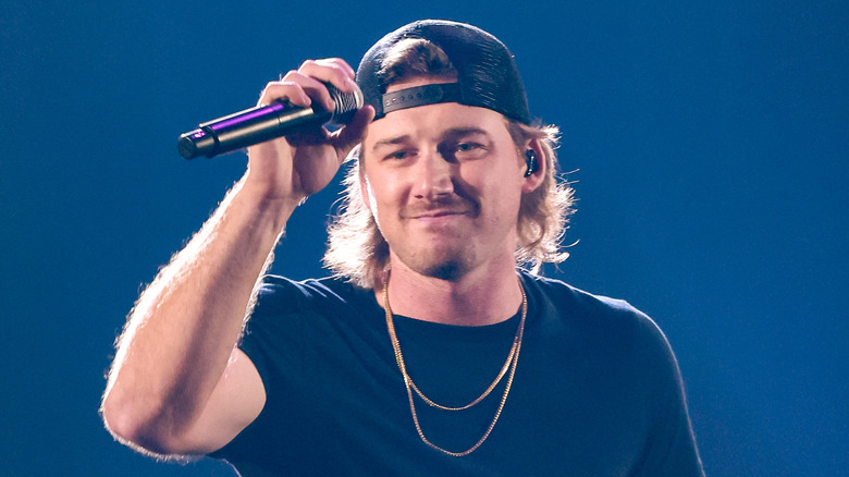 Morgan Wallen saisissant le microphone