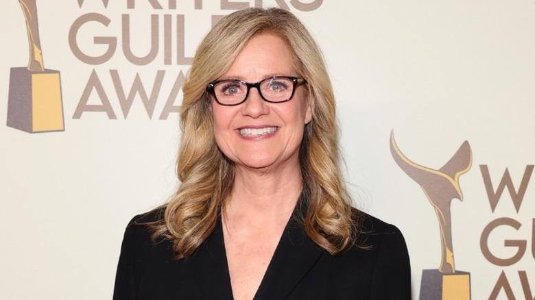 Bonnie Hunt sourit 