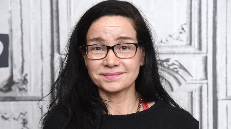 Janeane Garofalo avec un sourire bouche fermée