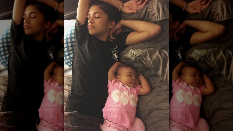 Zendaya dort avec sa petite nièce