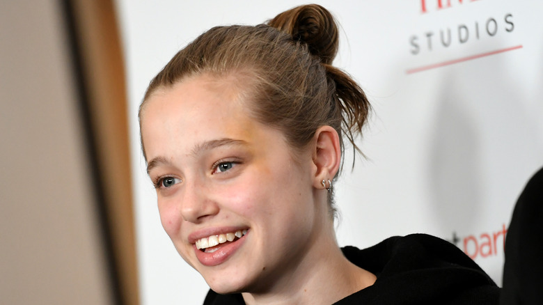 Shiloh Jolie-Pitt top noeud souriant