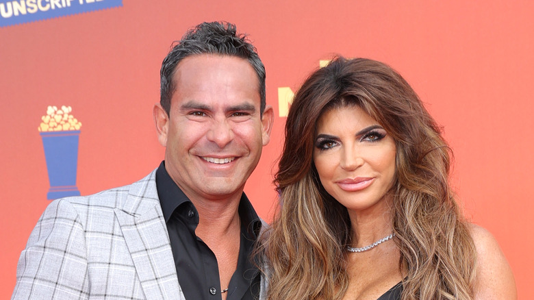 Louie Ruelas et Teresa Giudice fond orange