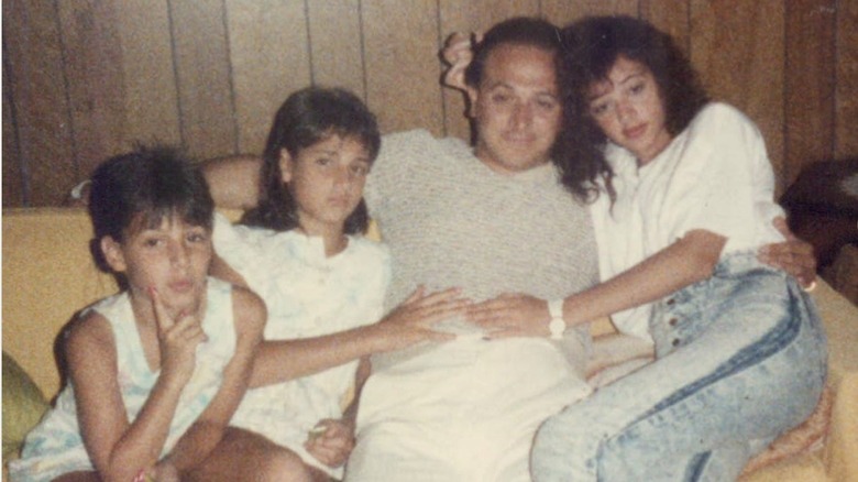 Leah Remini posant avec George Remini et sa famille