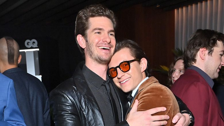 Andrew Garfield et Tom Holland sourient