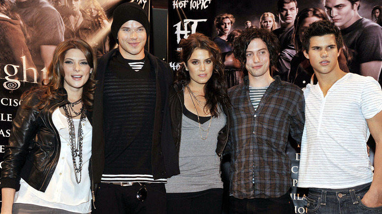 Le casting de Twilight prenant des photos