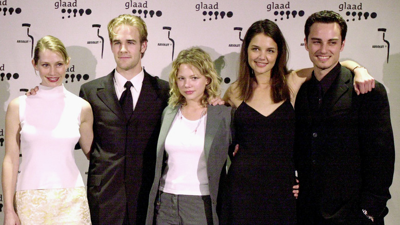 Le casting de Dawson's Creek prenant des photos