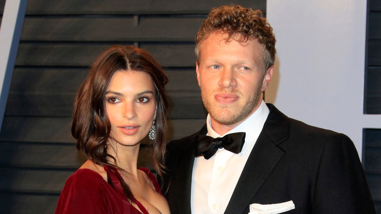 Emily Ratajkowski et Sebastian Bear-McClard sourient