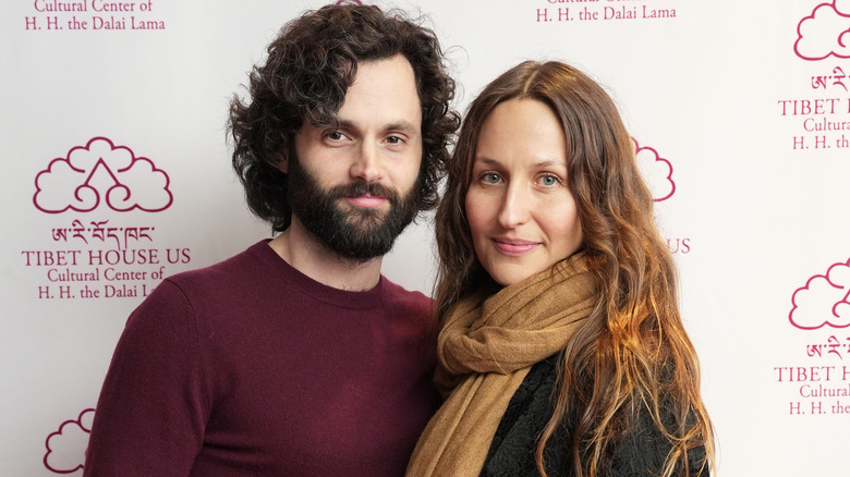 Penn Badgley et Domino Kirke sourient