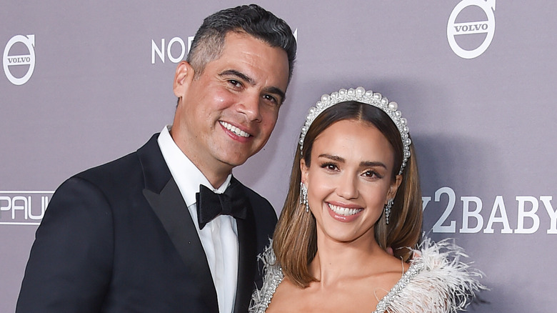 Cash Warren souriant, Jessica Alba portant une couronne de perles