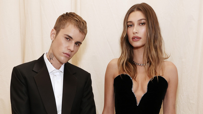 Justin Bieber en costume, Hailey Bieber en robe bustier