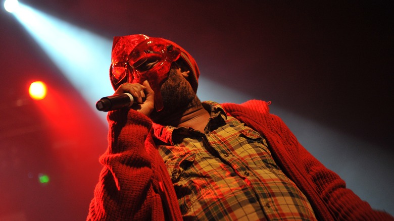 MF DOOM portant un masque rouge