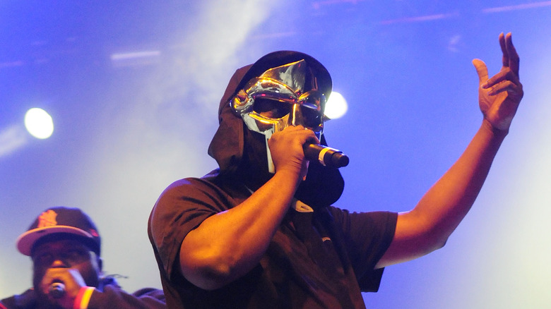 MF DOOM vêtu de noir et de ruban