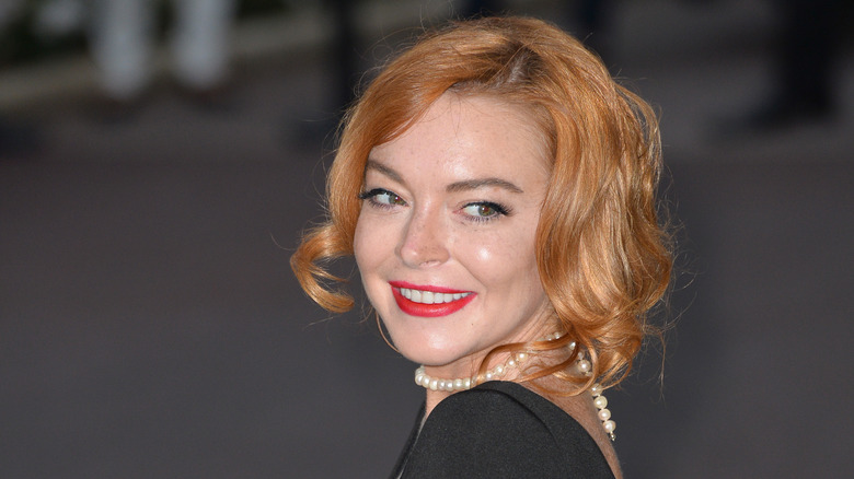 Lindsay lohan robe noire perles blanches