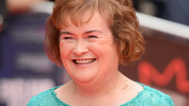 Susan Boyle rit sur le tapis rouge