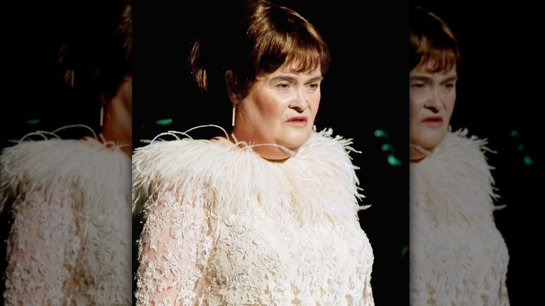 Susan Boyle en robe à plumes