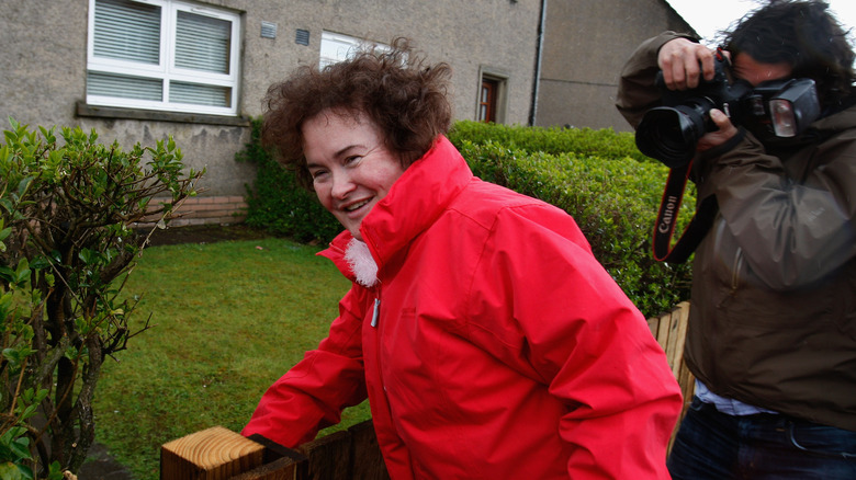 Susan Boyle entrant chez elle