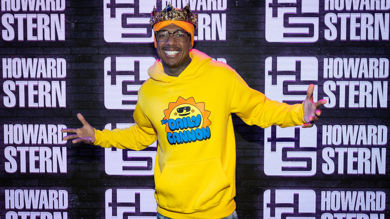 Nick Cannon dans un sweat à capuche jaune et une couronne