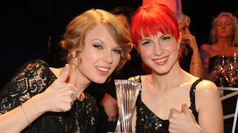 Taylor Swift et Hayley Williams lèvent le pouce