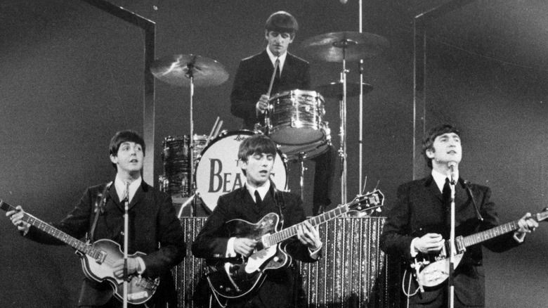 Les Beatles jouent en noir et blanc