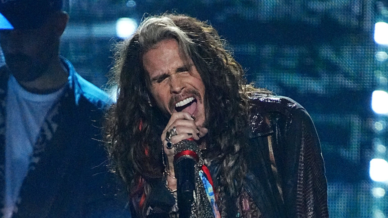 Steven Tyler se produit sur scène