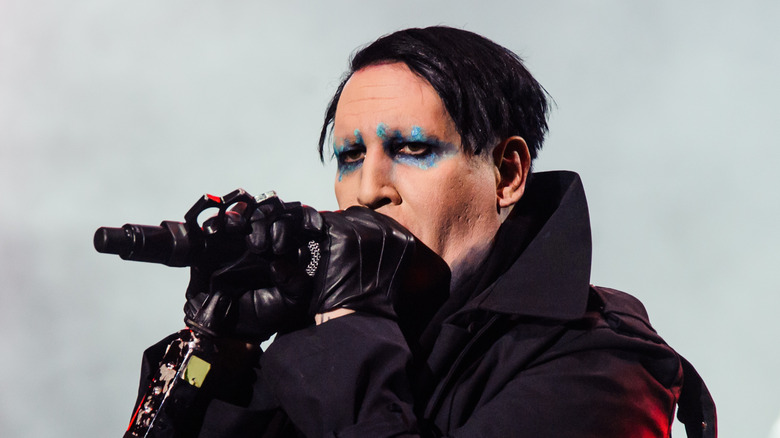  Marilyn Manson chantant le micro