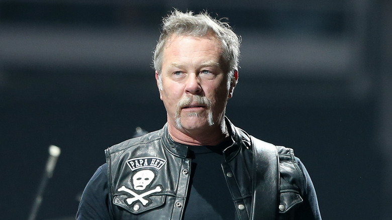 James Hetfield à côté sur scène