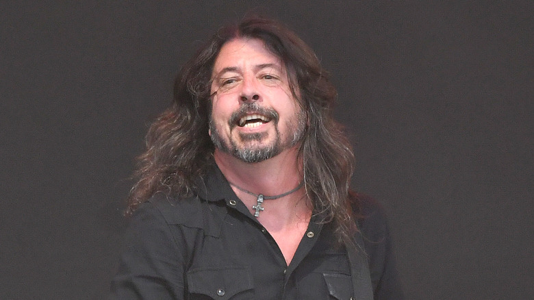 Dave Grohl joue une chemise noire