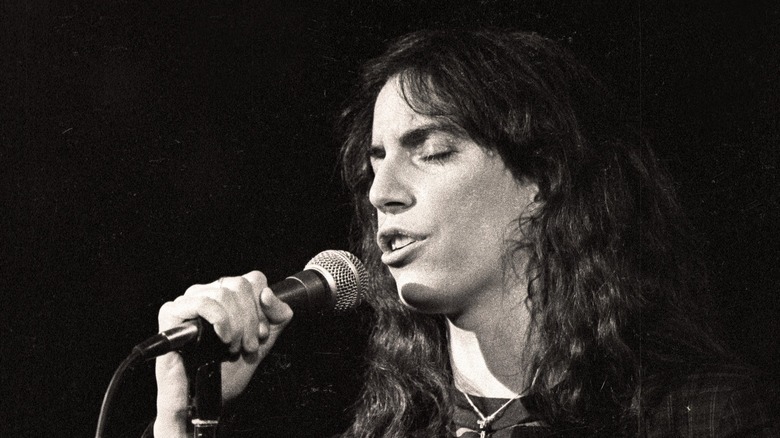 Patti Smith en noir et blanc sur scène