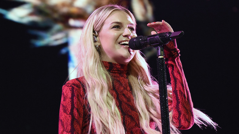 Kelsea Ballerini joue