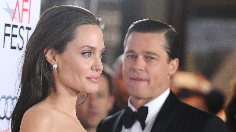 Brad Pitt regarde Angelina Jolie