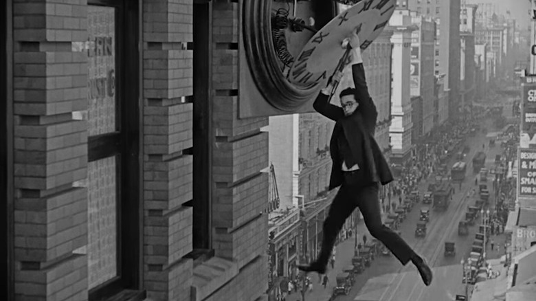 Harold Lloyd suspendu à une tour de l'horloge dans Safety Last!